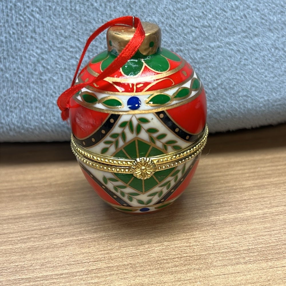 Vintage Michael Anthony ceramic jewelery box or ornament